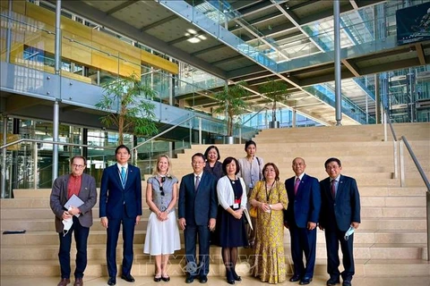 越南驻瑞士大使走访日内瓦科学和外交预测专家机构
