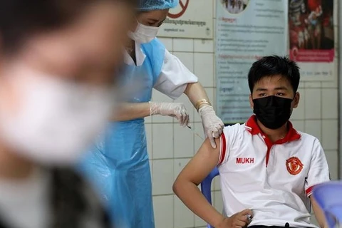 新冠肺炎疫情：柬埔寨为防疫一线工作者打第三针疫苗