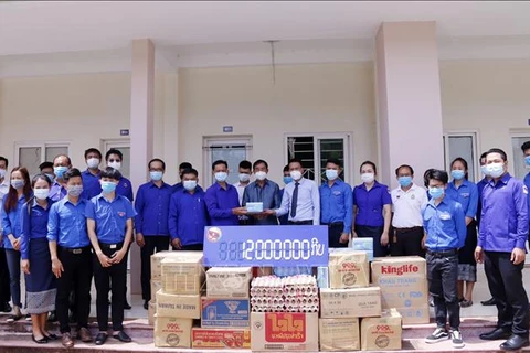老挝人民革命党共青团中央委员会为万象越南留学生提供援助