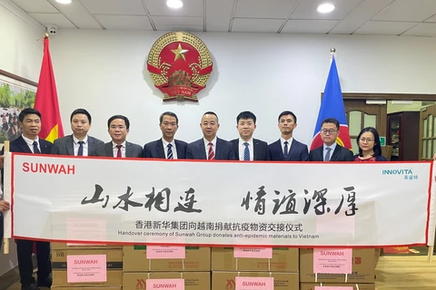 中国香港新华集团向越南北部省份捐赠价值20万美元的抗疫物资
