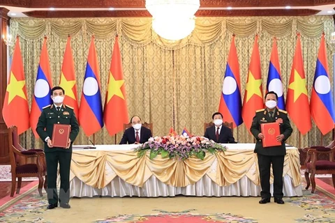 越南国防部与老挝国防部加强合作