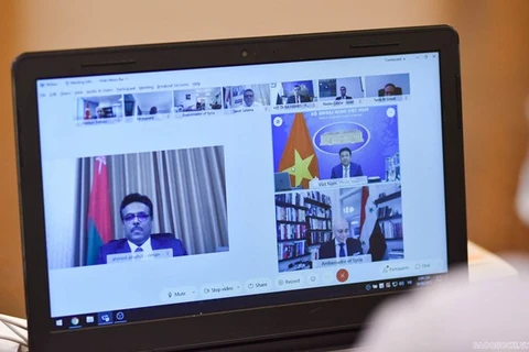 越南外交部副部长范光校与中东各国常驻和兼任驻越南大使和临时代办举行视频会议
