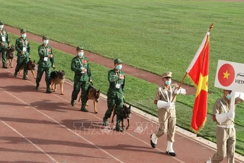 越南专业训犬队参加在阿尔及利亚举行的2021年国际军事比赛开幕式
