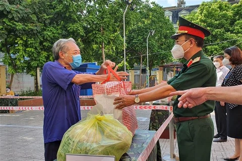 设立零盾货摊 用心化解贫困之冰