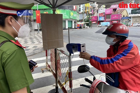 胡志明市在新冠疫情检查站安装100台扫描识别QR码的摄像头