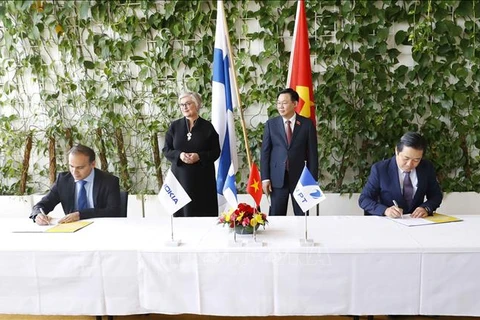 越南与芬兰国会主席见证VNPT与NOKIA合作协议的签字仪式