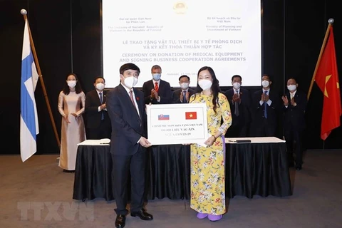 越南国会主席王廷惠出席防疫物资和医疗设备交接仪式和部分合作协议签字仪式