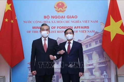 越南外交部长裴青山与中国国务委员、外交部长王毅举行会谈