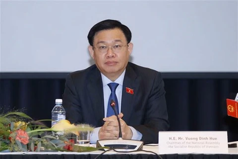 越南国会主席王廷惠出席越南与芬兰企业座谈会