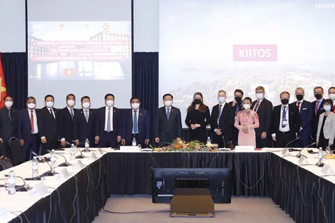王廷惠会见坦佩雷市市长和在芬兰越南青年企业家代表