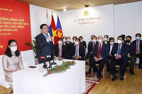 越南国会主席王廷惠看望越南驻芬兰大使馆工作人员和会见旅芬越南人代表