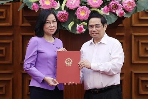 越南政府总理范明政颁发越通社社长任命决定