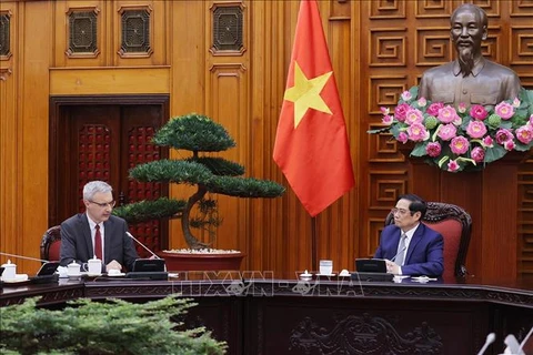 越南政府总理范明政会见法国驻越南大使沃纳里