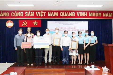 胡志明市祖国阵线接收各家企业捐赠的抗疫资金