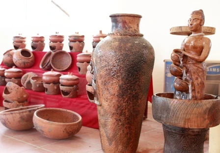 平顺省着力保护与发展占族陶瓷手工艺业