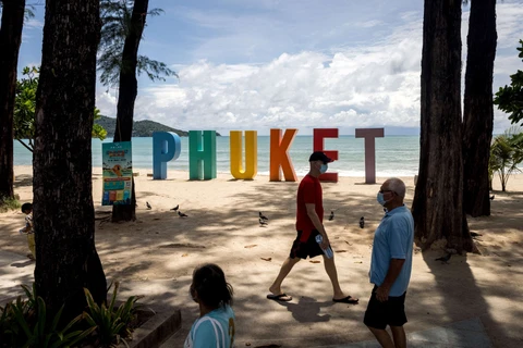 泰国普吉岛为接种全剂量疫苗的游客敞开大门