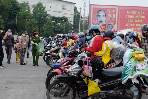 越南各地方尽量帮助群众从疫区安全返乡 