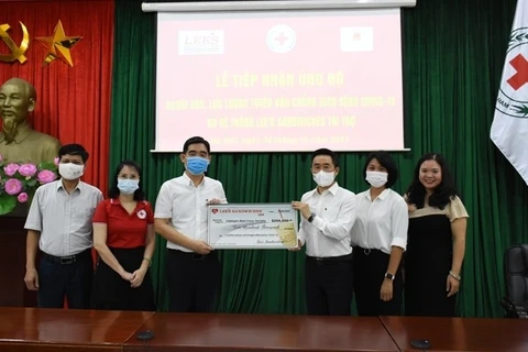 李氏三明治连锁店和在美越南人捐款支持胡志明市抗疫