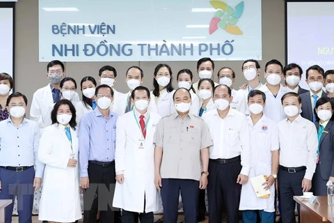 越南国家主席阮春福走访胡志明市儿童医院