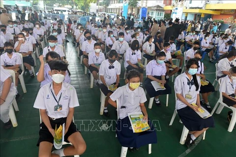 与疫情安全共处：泰国曼谷学生接种疫苗以准备重返校园