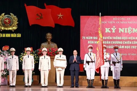 阮春福出席人民安全学院传统日75周年纪念典礼