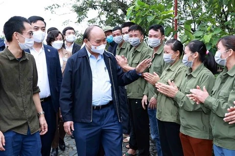 越南国家主席阮春福造访宁平省两个示范合作社