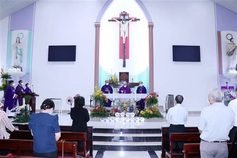 胡志明市天主教团结委员会悼念新冠肺炎疫情防控牺牲人员和逝世同胞