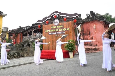 首批50名外国游客参观广南省会安古镇