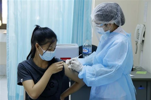 老挝开展青少年新冠疫苗接种工作
