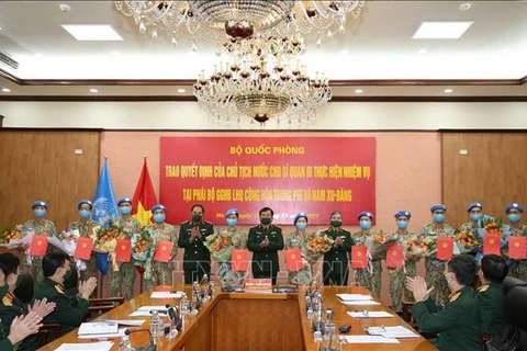 越南12名军官接受执行联合国维和任务的决定