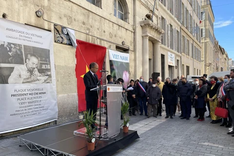 胡志明主席纪念牌匾揭牌仪式在法国马赛市举行