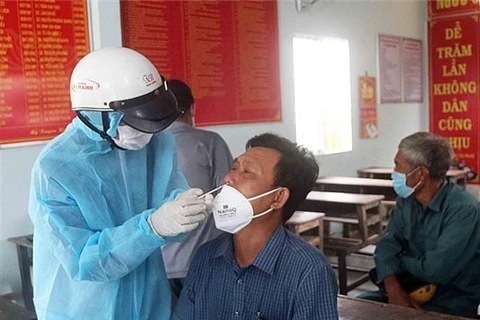 27日越南报告新增新冠肺炎确诊病例13048例 超过一半为社区筛查发现的病例