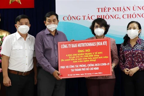 胡志明市接收由美国企业捐赠的5万只N95医用口罩