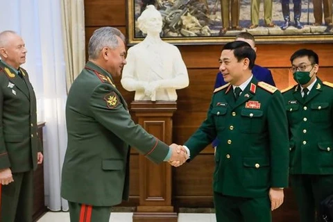 越南国防部长潘文江与俄罗斯国防部长谢尔盖·绍伊古举行会谈