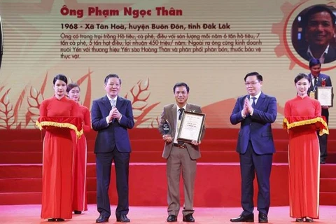 国会主席王廷惠出席2021年越南优秀农民表彰会