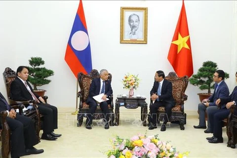 越南政府副总理黎文成会见老挝国会副主席宋玛
