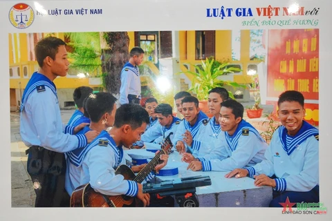 题为“越南律师与家乡海洋岛屿”的摄影展开幕