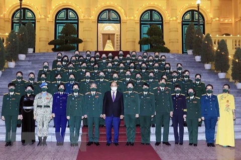 越南国家主席阮春福会见军队妇女代表