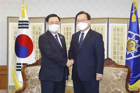  越南国会主席王廷惠会见韩国总理金富谦