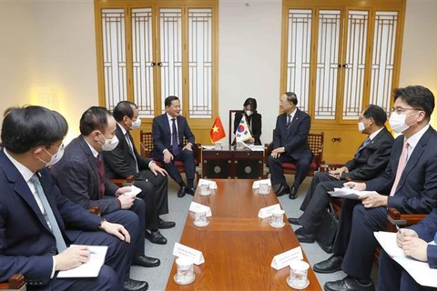 越南政府副总理黎明概与韩国副总理洪南基举行会谈