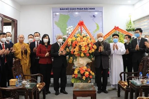 越南祖国阵线中央委员会主席杜文战圣诞节走访慰问宗教界人士