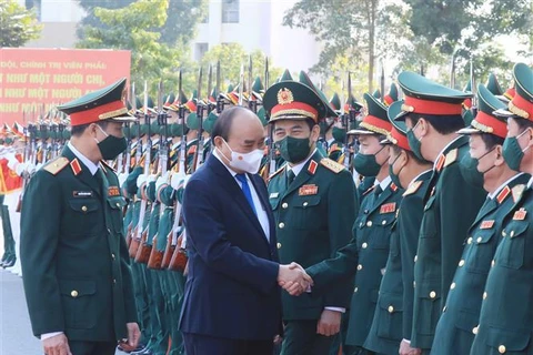 国家主席阮春福访问政治军官学校