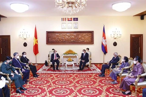 越南国家主席阮春福会见柬埔寨参议院主席赛冲和国会主席韩桑林