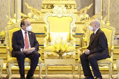 越南国家主席阮春福会见柬埔寨国王诺罗敦·西哈莫尼