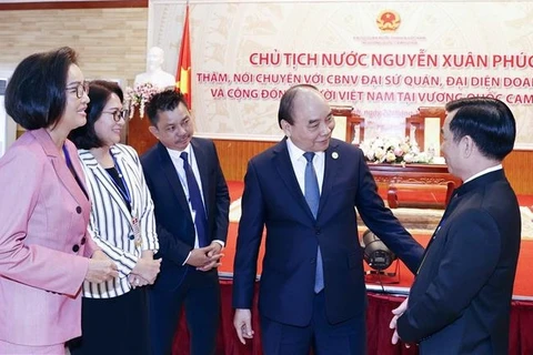 阮春福与越南驻柬大使馆工作人员和旅柬越南人亲切交谈