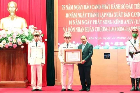 越南国家主席阮春福向公安部媒体机构授予劳动勋章