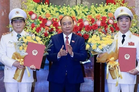 阮春福向晋升上将军衔的两位公安副部长颁发决定书