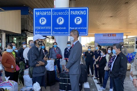 越南驻泰国孔敬总领事馆协助越南公民通过陆路返乡过年