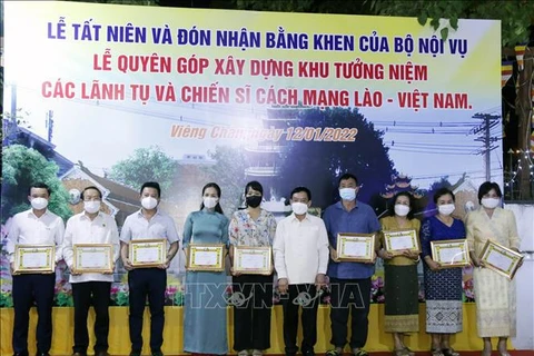 老挝向为老挝爱心慈善活动作出贡献的越南人集体和个人颁发荣誉证书