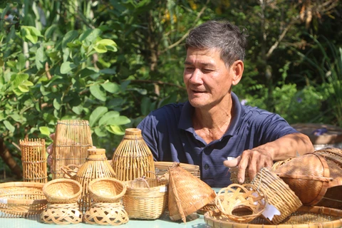 同塔省捕蟹笼制作村坚持维护传统渔具生产业 